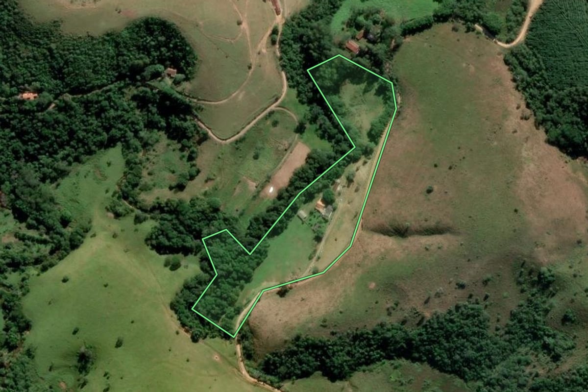 Imagem de satélite do imóvel rural em Monteiro Lobato (SP), com o contorno declarado no CAR desenhado por cima.
