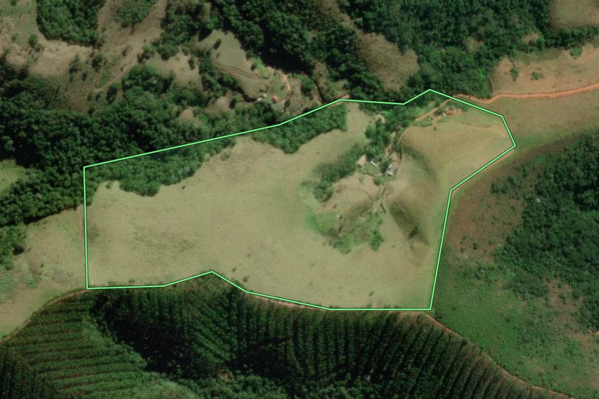 Imagem de satélite do imóvel rural em Monteiro Lobato (SP), com o contorno declarado no CAR desenhado por cima.