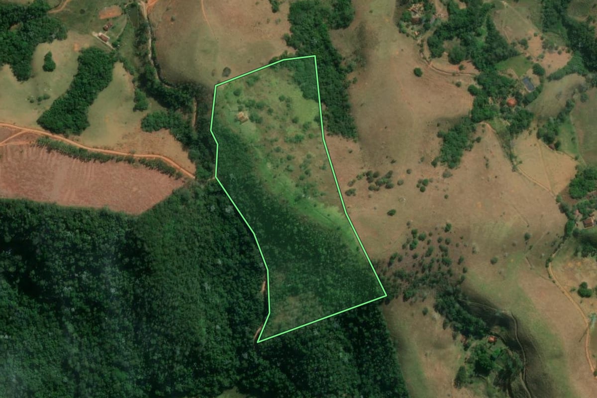 Imagem de satélite do imóvel rural em Monteiro Lobato (SP), com o contorno declarado no CAR desenhado por cima.