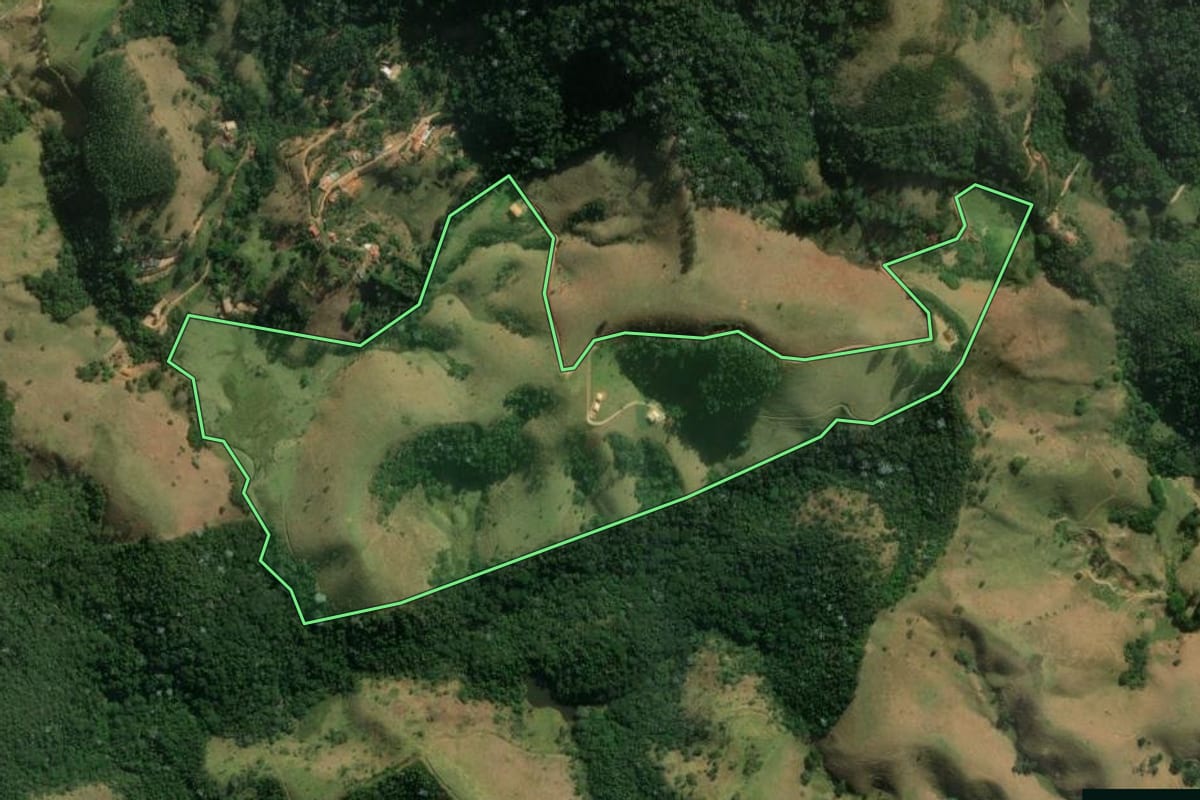 Imagem de satélite do imóvel rural em Monteiro Lobato (SP), com o contorno declarado no CAR desenhado por cima.