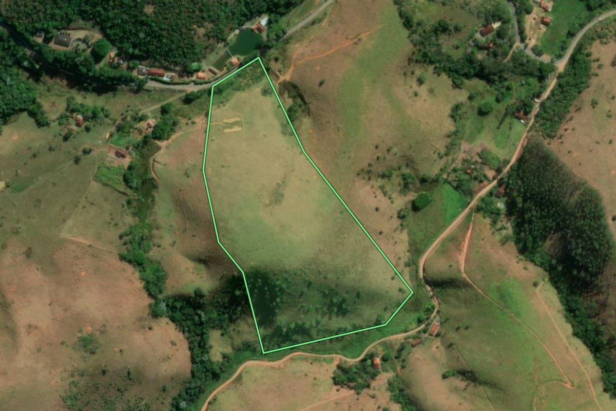 Imagem de satélite do imóvel rural em Monteiro Lobato (SP), com o contorno declarado no CAR desenhado por cima.