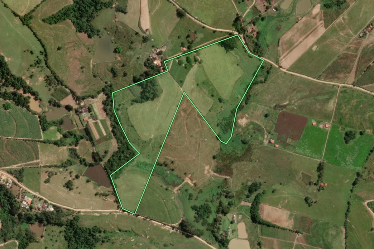 Imagem de satélite do imóvel rural em Monte Mor (SP), com o contorno declarado no CAR desenhado por cima.