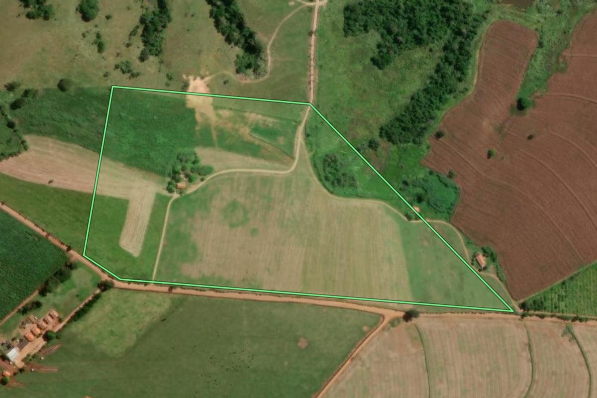 Imagem de satélite do imóvel rural em Monte Mor (SP), com o contorno declarado no CAR desenhado por cima.