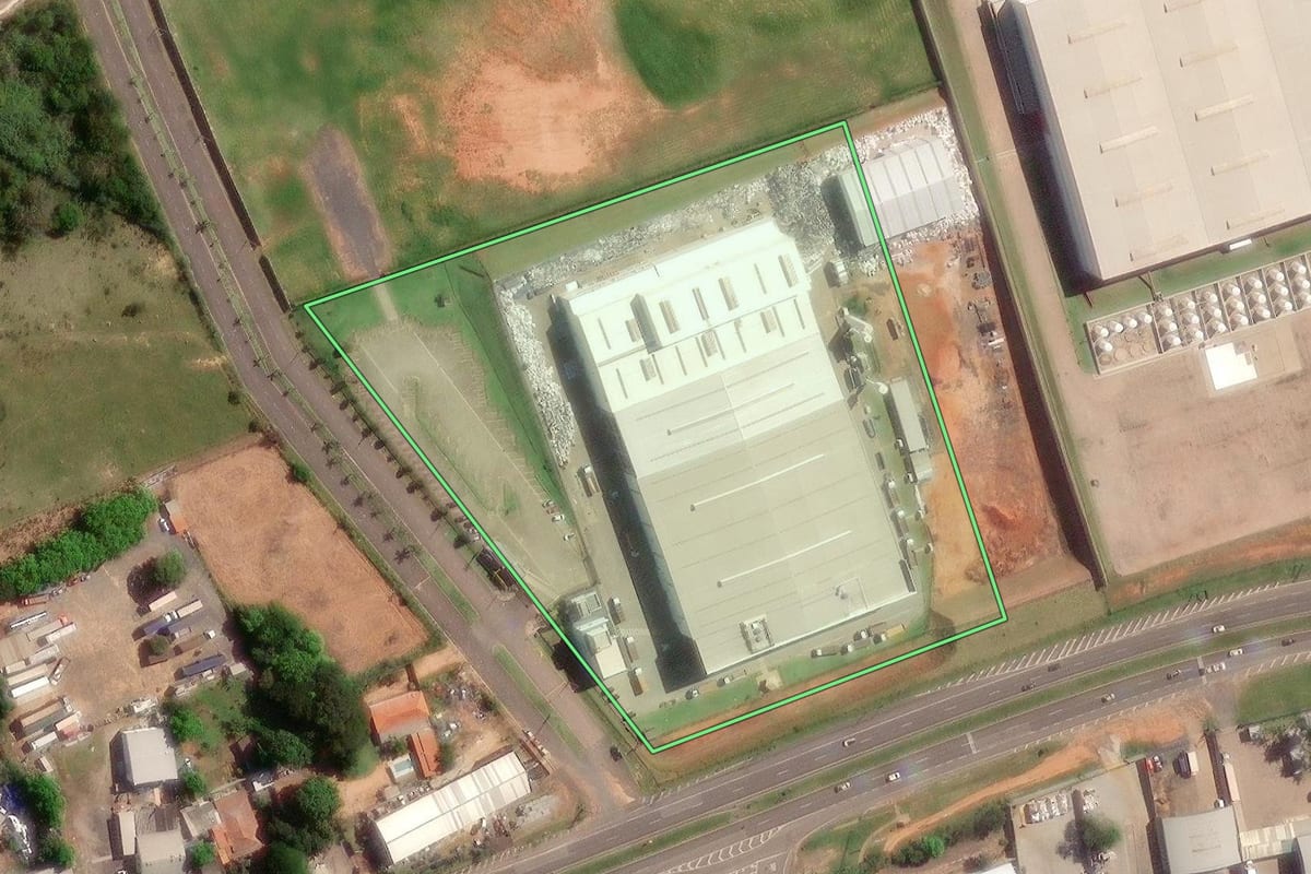 Imagem de satélite do imóvel rural em Monte Mor (SP), com o contorno declarado no CAR desenhado por cima.