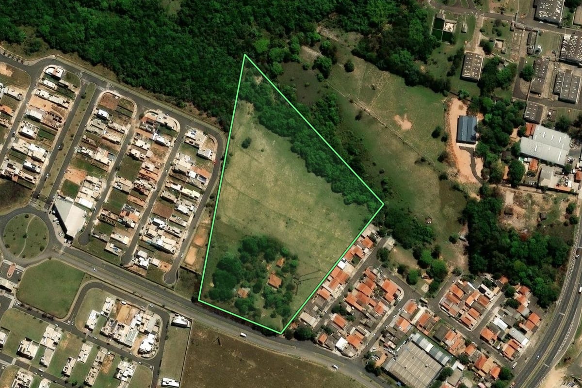 Imagem de satélite do imóvel rural em Monte Mor (SP), com o contorno declarado no CAR desenhado por cima.