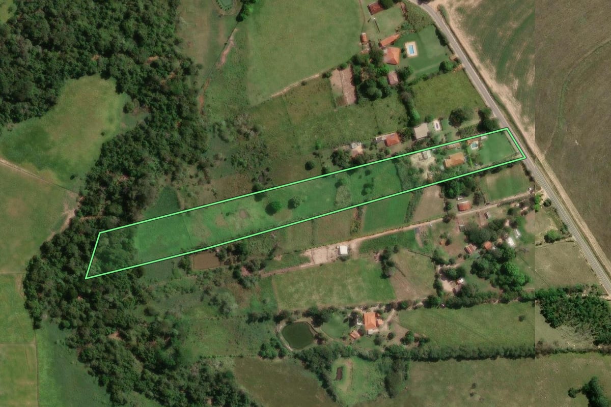 Imagem de satélite do imóvel rural em Monte Mor (SP), com o contorno declarado no CAR desenhado por cima.
