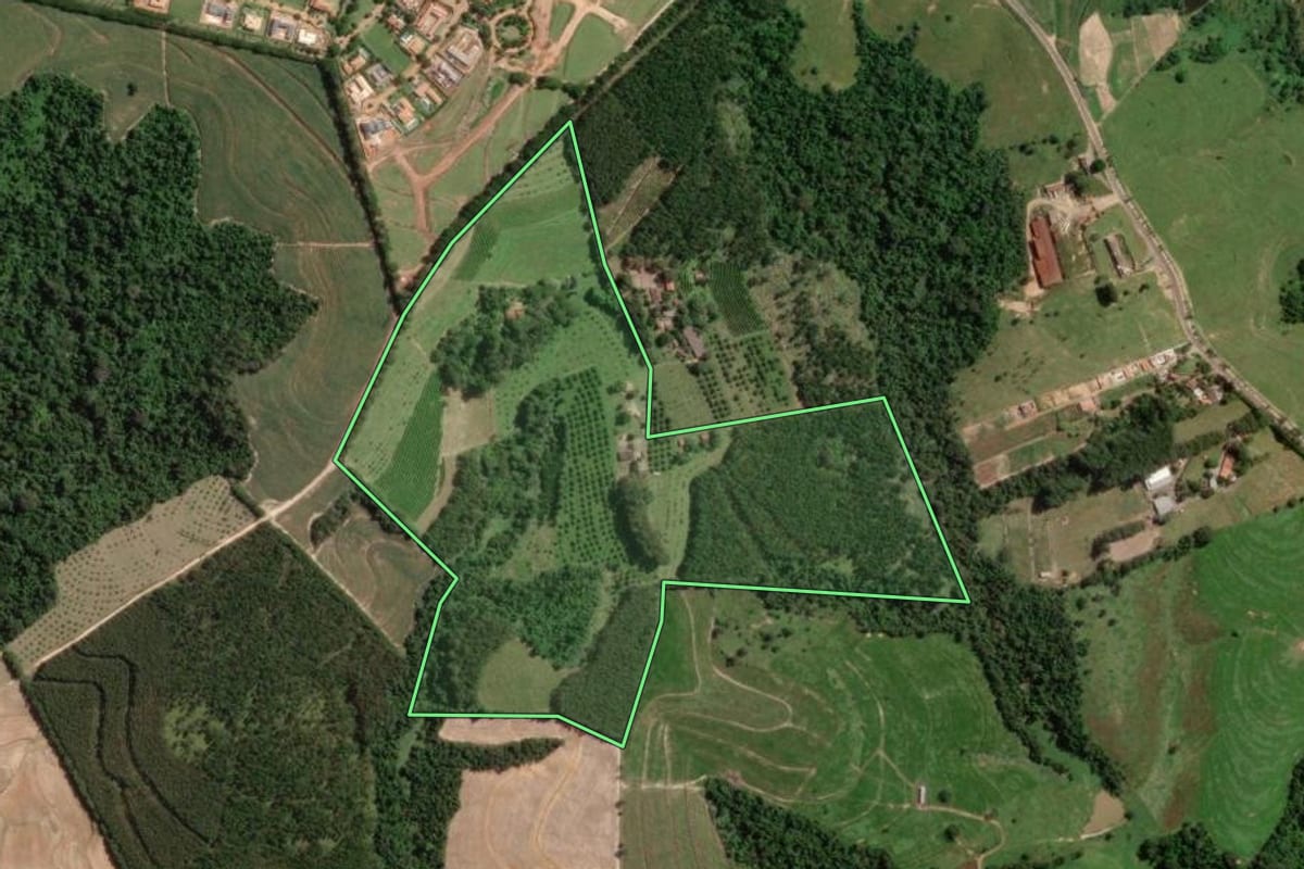 Imagem de satélite do imóvel rural em Monte Mor (SP), com o contorno declarado no CAR desenhado por cima.
