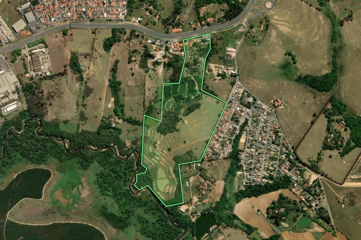Imagem de satélite do imóvel rural em Monte Mor (SP), com o contorno declarado no CAR desenhado por cima.