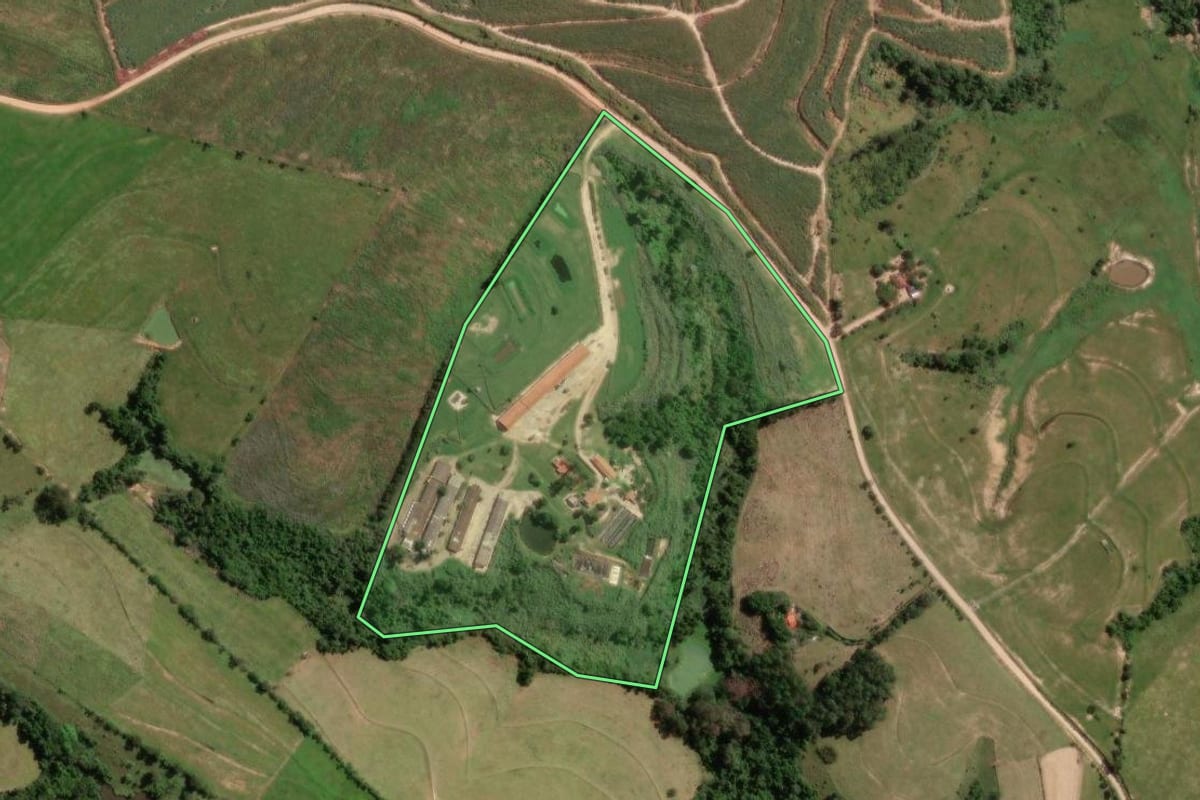 Imagem de satélite do imóvel rural em Monte Mor (SP), com o contorno declarado no CAR desenhado por cima.
