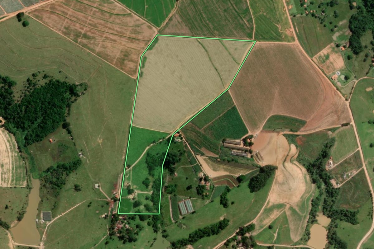 Imagem de satélite do imóvel rural em Monte Mor (SP), com o contorno declarado no CAR desenhado por cima.