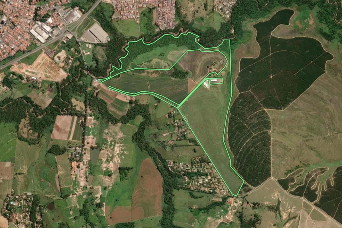 Imagem de satélite do imóvel rural em Monte Mor (SP), com o contorno declarado no CAR desenhado por cima.