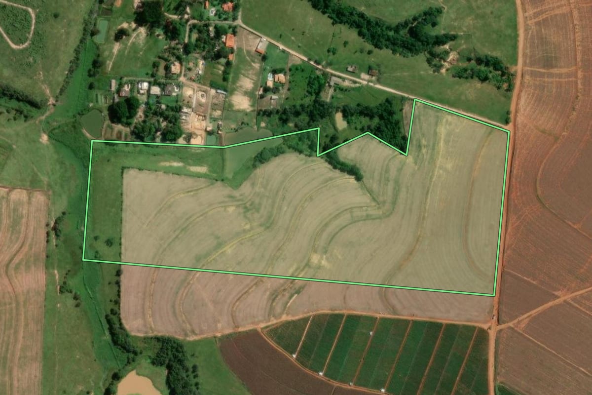 Imagem de satélite do imóvel rural em Monte Mor (SP), com o contorno declarado no CAR desenhado por cima.