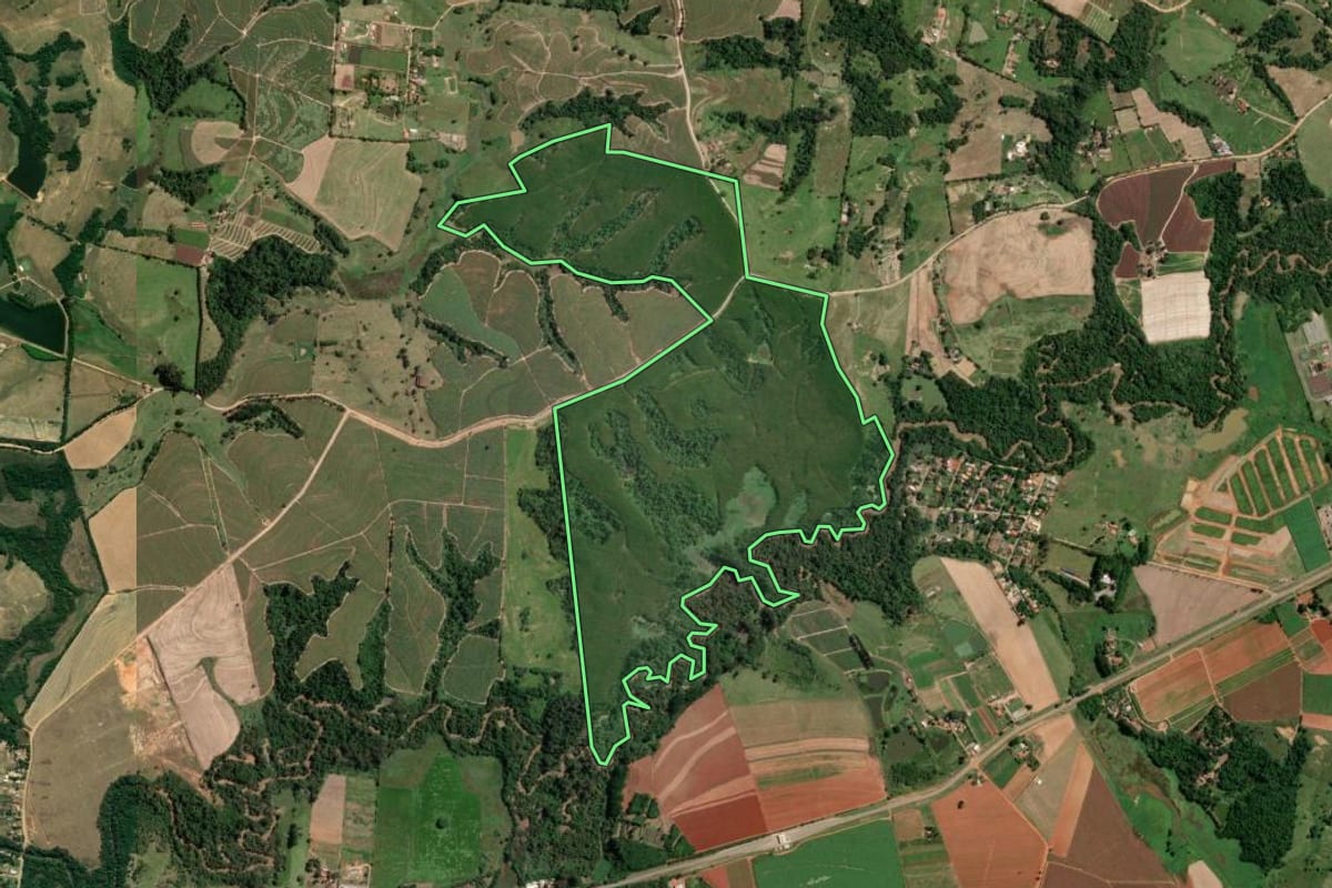 Imagem de satélite do imóvel rural em Monte Mor (SP), com o contorno declarado no CAR desenhado por cima.