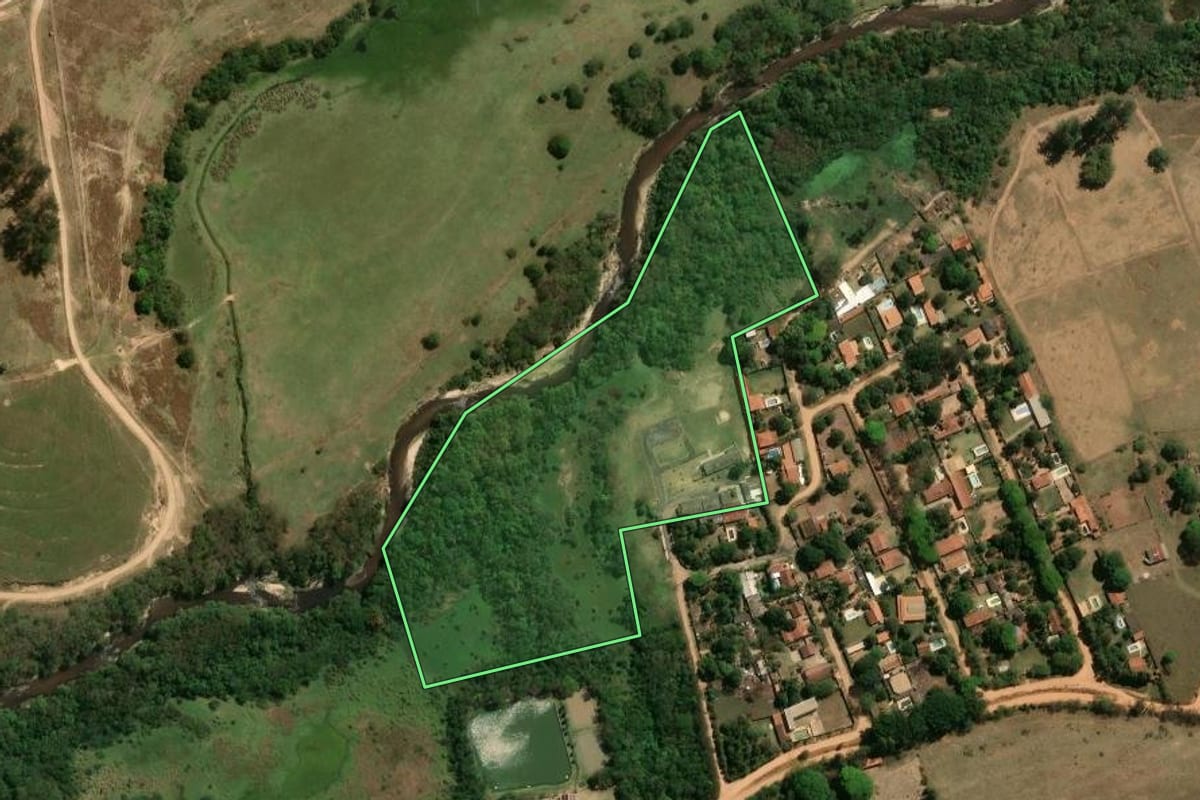 Imagem de satélite do imóvel rural em Monte Mor (SP), com o contorno declarado no CAR desenhado por cima.