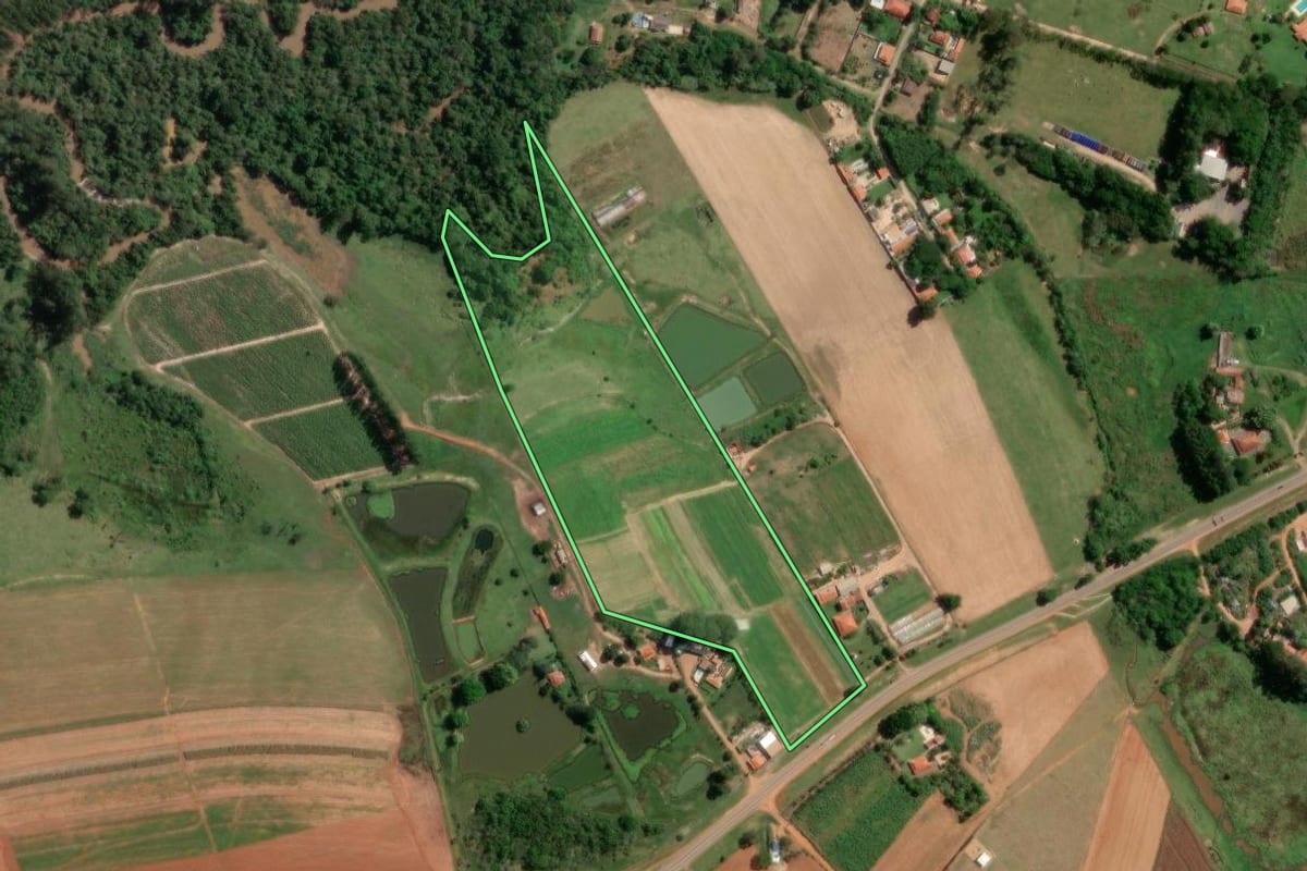Imagem de satélite do imóvel rural em Monte Mor (SP), com o contorno declarado no CAR desenhado por cima.