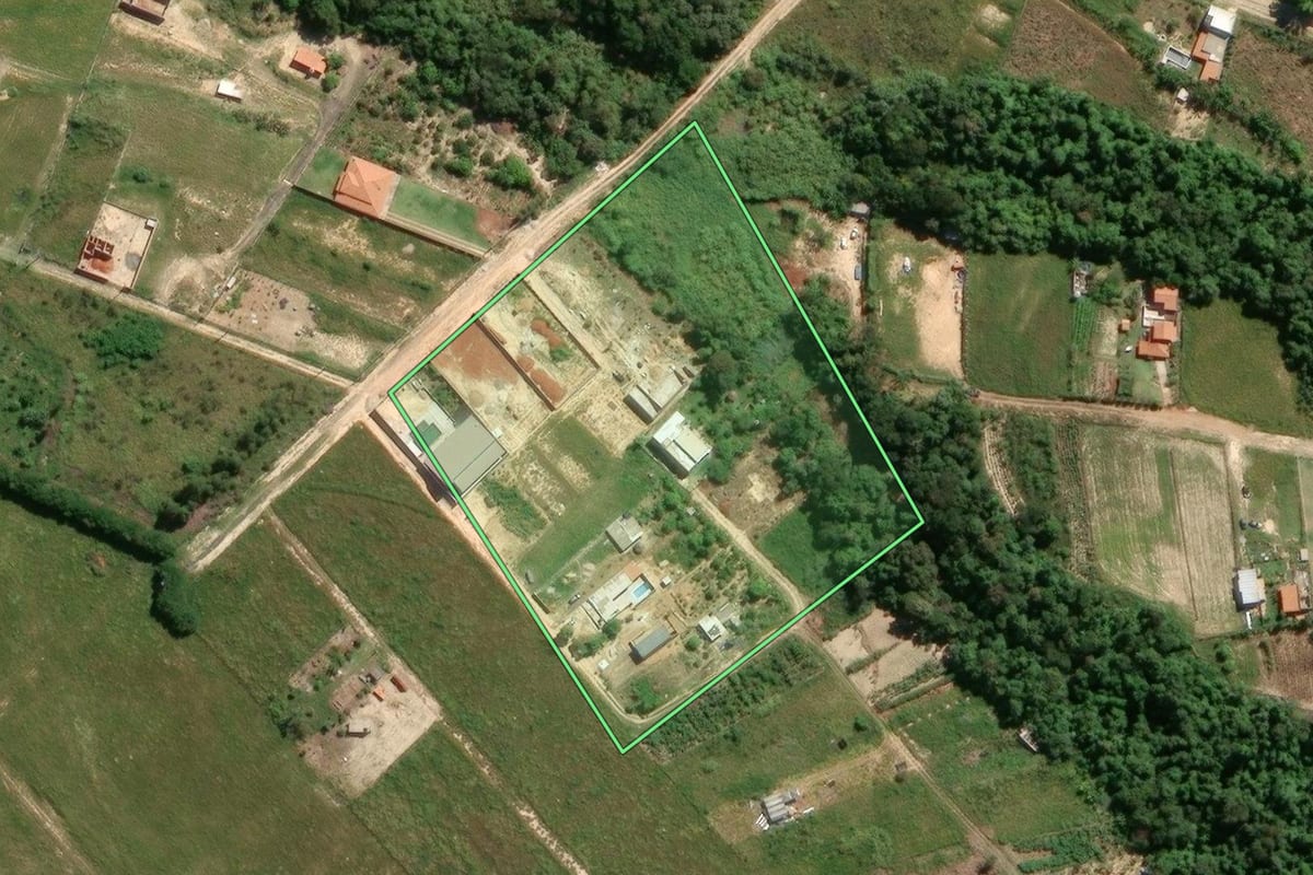 Imagem de satélite do imóvel rural em Monte Mor (SP), com o contorno declarado no CAR desenhado por cima.