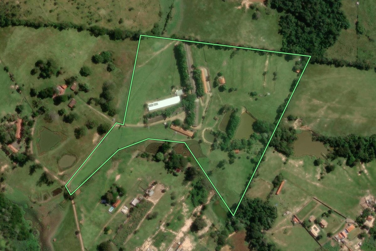 Imagem de satélite do imóvel rural em Monte Mor (SP), com o contorno declarado no CAR desenhado por cima.