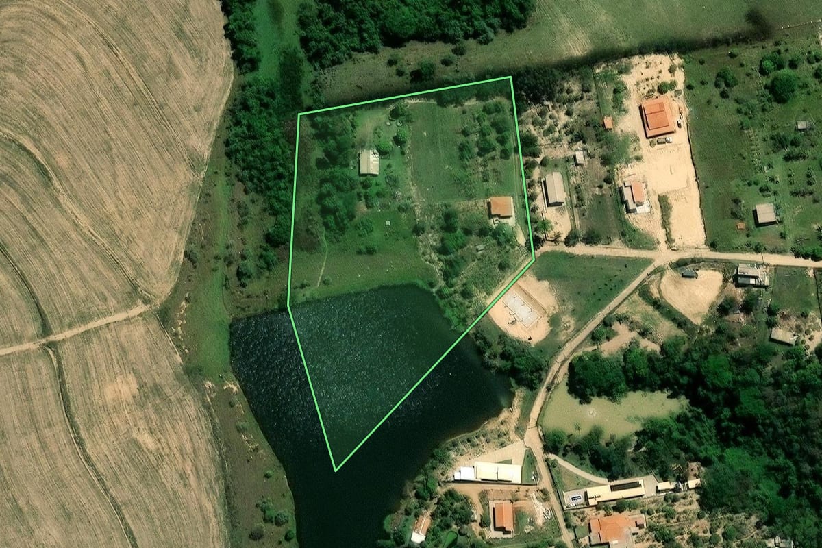 Imagem de satélite do imóvel rural em Monte Mor (SP), com o contorno declarado no CAR desenhado por cima.