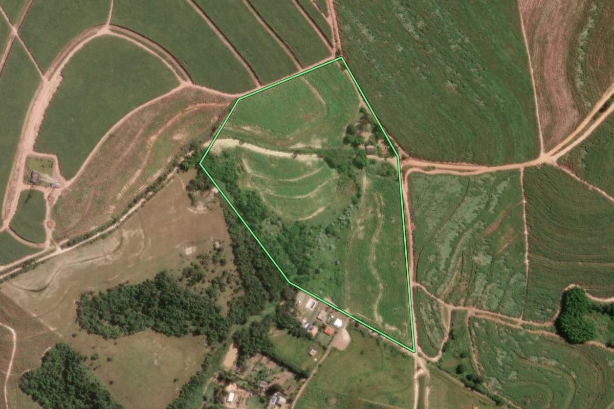 Imagem de satélite do imóvel rural em Monte Mor (SP), com o contorno declarado no CAR desenhado por cima.