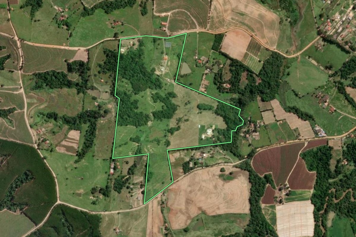 Imagem de satélite do imóvel rural em Monte Mor (SP), com o contorno declarado no CAR desenhado por cima.