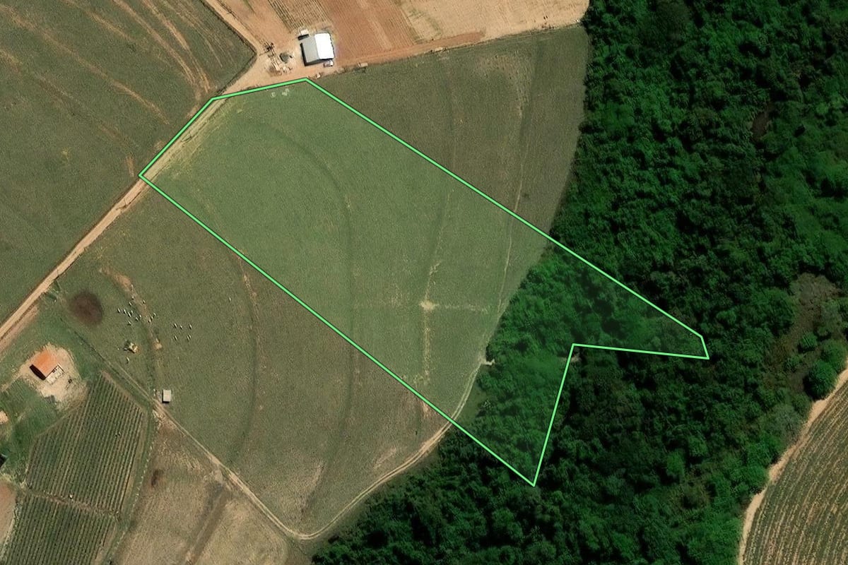 Imagem de satélite do imóvel rural em Monte Mor (SP), com o contorno declarado no CAR desenhado por cima.