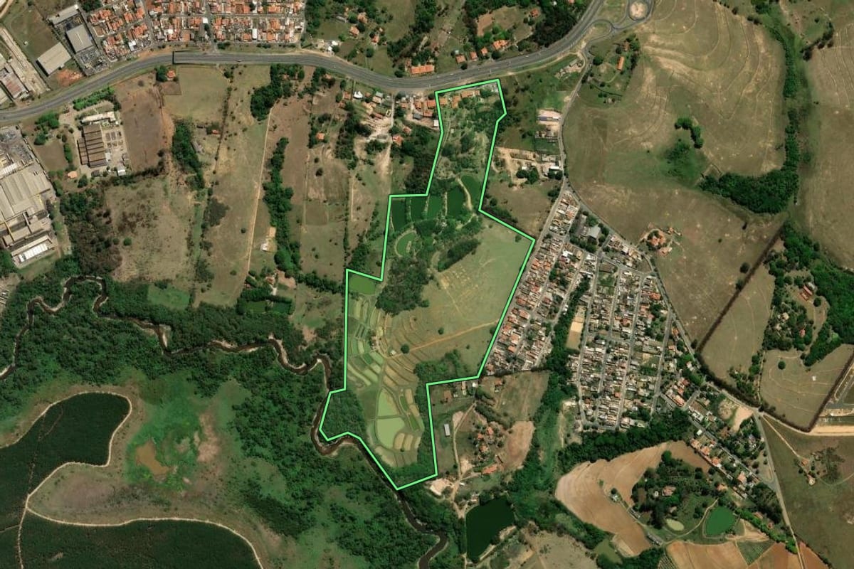 Imagem de satélite do imóvel rural em Monte Mor (SP), com o contorno declarado no CAR desenhado por cima.