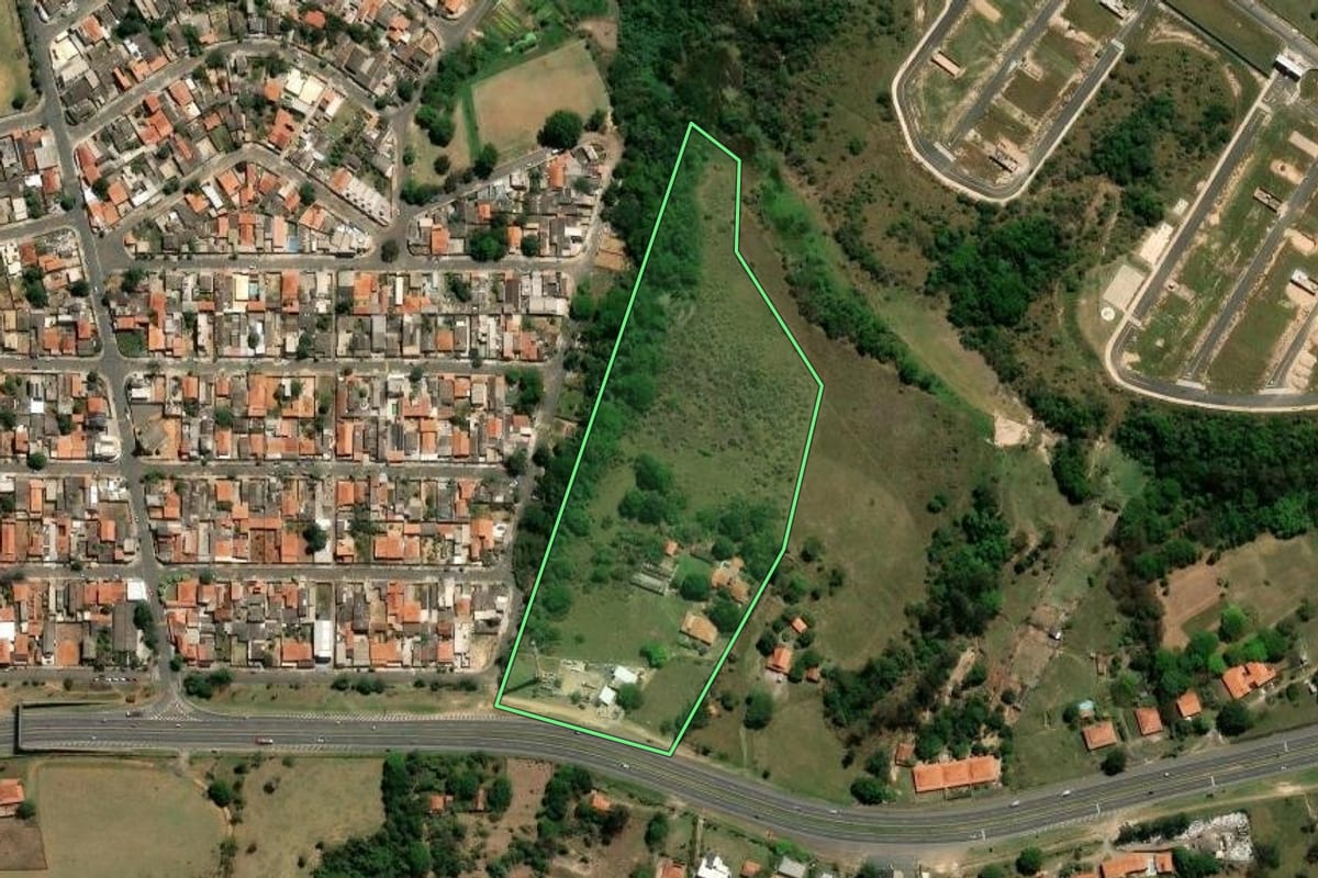 Imagem de satélite do imóvel rural em Monte Mor (SP), com o contorno declarado no CAR desenhado por cima.