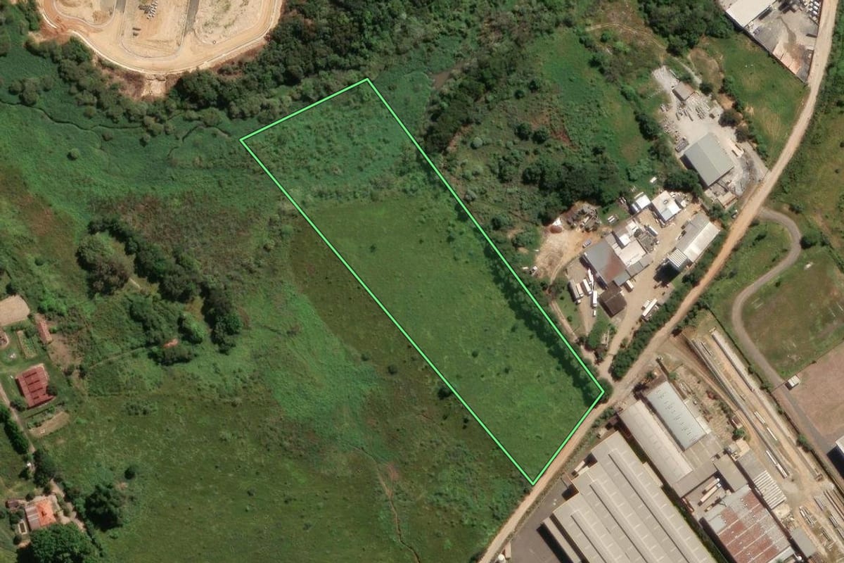 Imagem de satélite do imóvel rural em Monte Mor (SP), com o contorno declarado no CAR desenhado por cima.