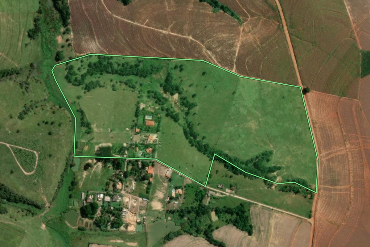 Imagem de satélite do imóvel rural em Monte Mor (SP), com o contorno declarado no CAR desenhado por cima.