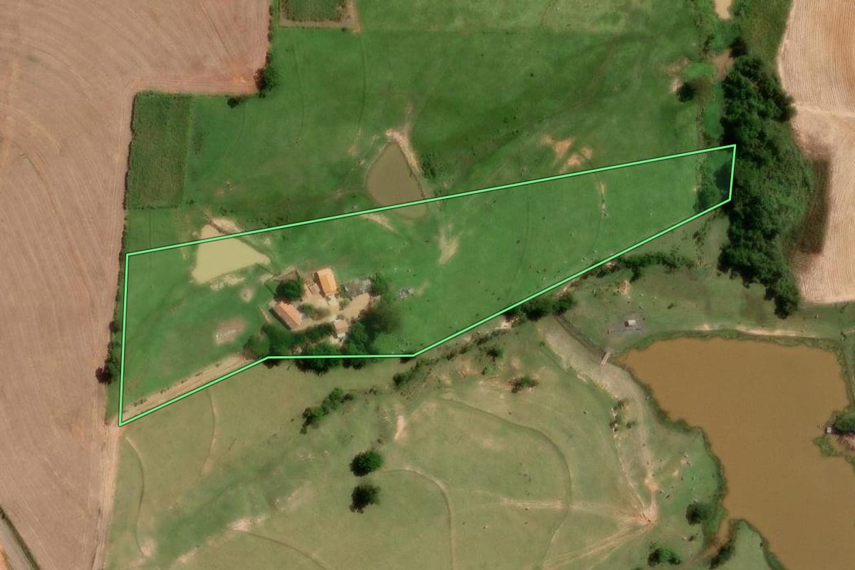 Imagem de satélite do imóvel rural em Monte Mor (SP), com o contorno declarado no CAR desenhado por cima.