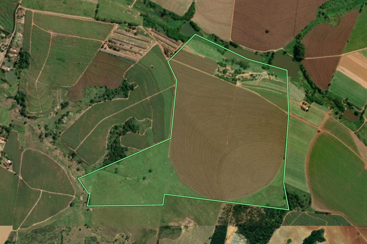 Imagem de satélite do imóvel rural em Monte Mor (SP), com o contorno declarado no CAR desenhado por cima.