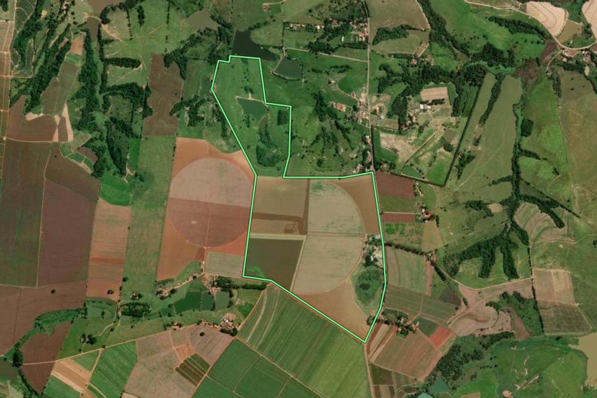 Imagem de satélite do imóvel rural em Monte Mor (SP), com o contorno declarado no CAR desenhado por cima.