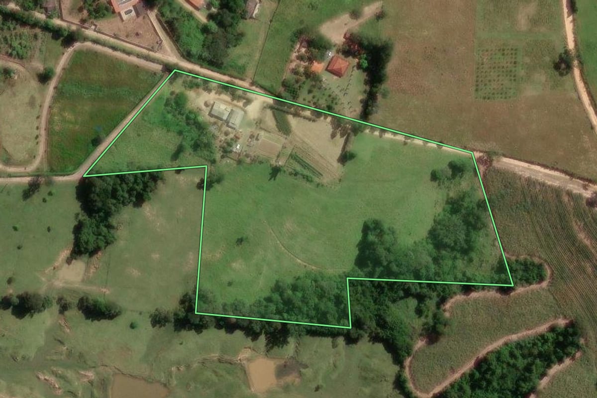 Imagem de satélite do imóvel rural em Monte Mor (SP), com o contorno declarado no CAR desenhado por cima.