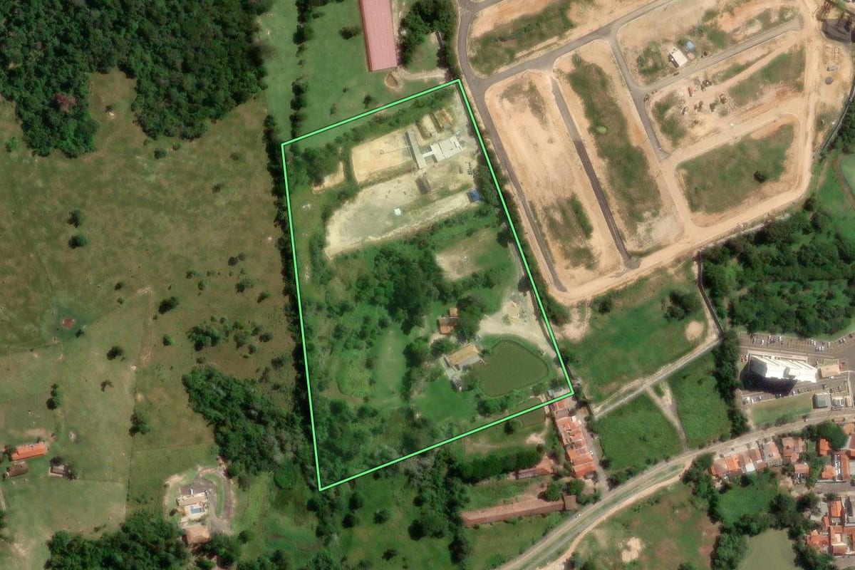 Imagem de satélite do imóvel rural em Monte Mor (SP), com o contorno declarado no CAR desenhado por cima.
