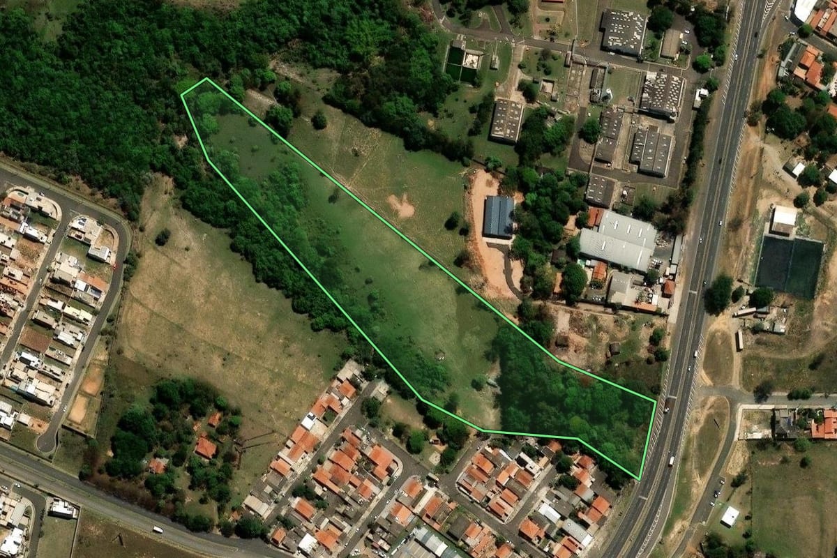 Imagem de satélite do imóvel rural em Monte Mor (SP), com o contorno declarado no CAR desenhado por cima.