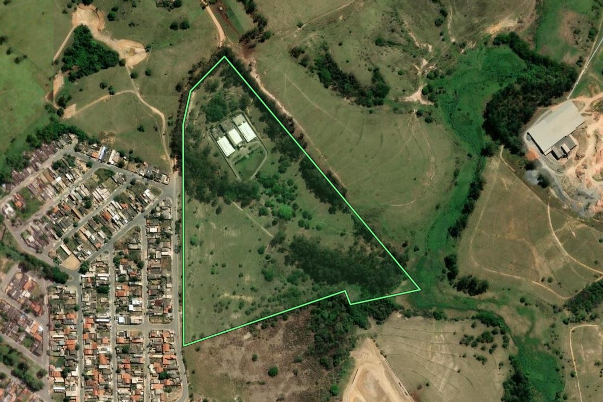 Imagem de satélite do imóvel rural em Monte Mor (SP), com o contorno declarado no CAR desenhado por cima.