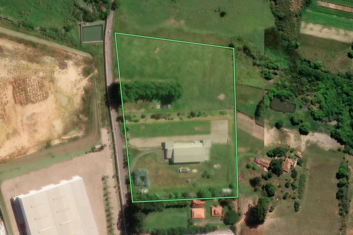 Imagem de satélite do imóvel rural em Monte Mor (SP), com o contorno declarado no CAR desenhado por cima.