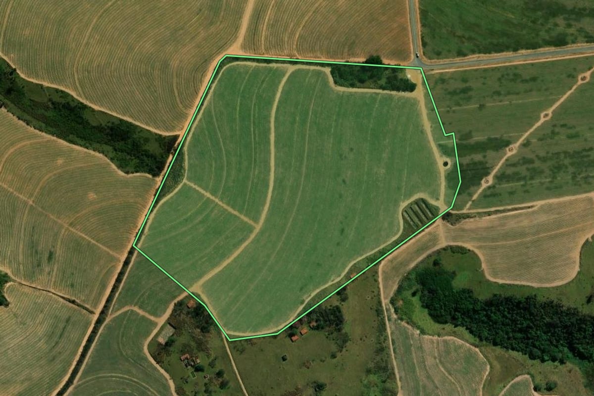 Imagem de satélite do imóvel rural em Monte Mor (SP), com o contorno declarado no CAR desenhado por cima.