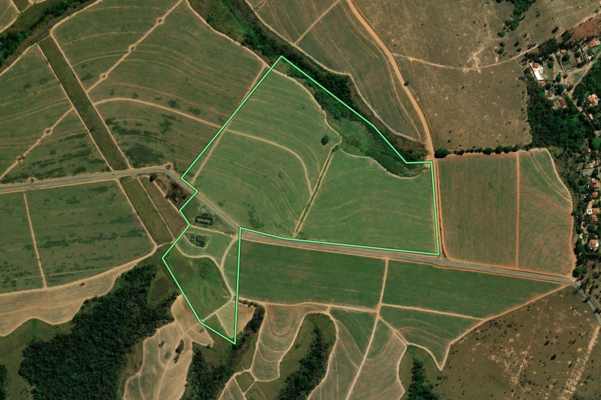Imagem de satélite do imóvel rural em Monte Mor (SP), com o contorno declarado no CAR desenhado por cima.