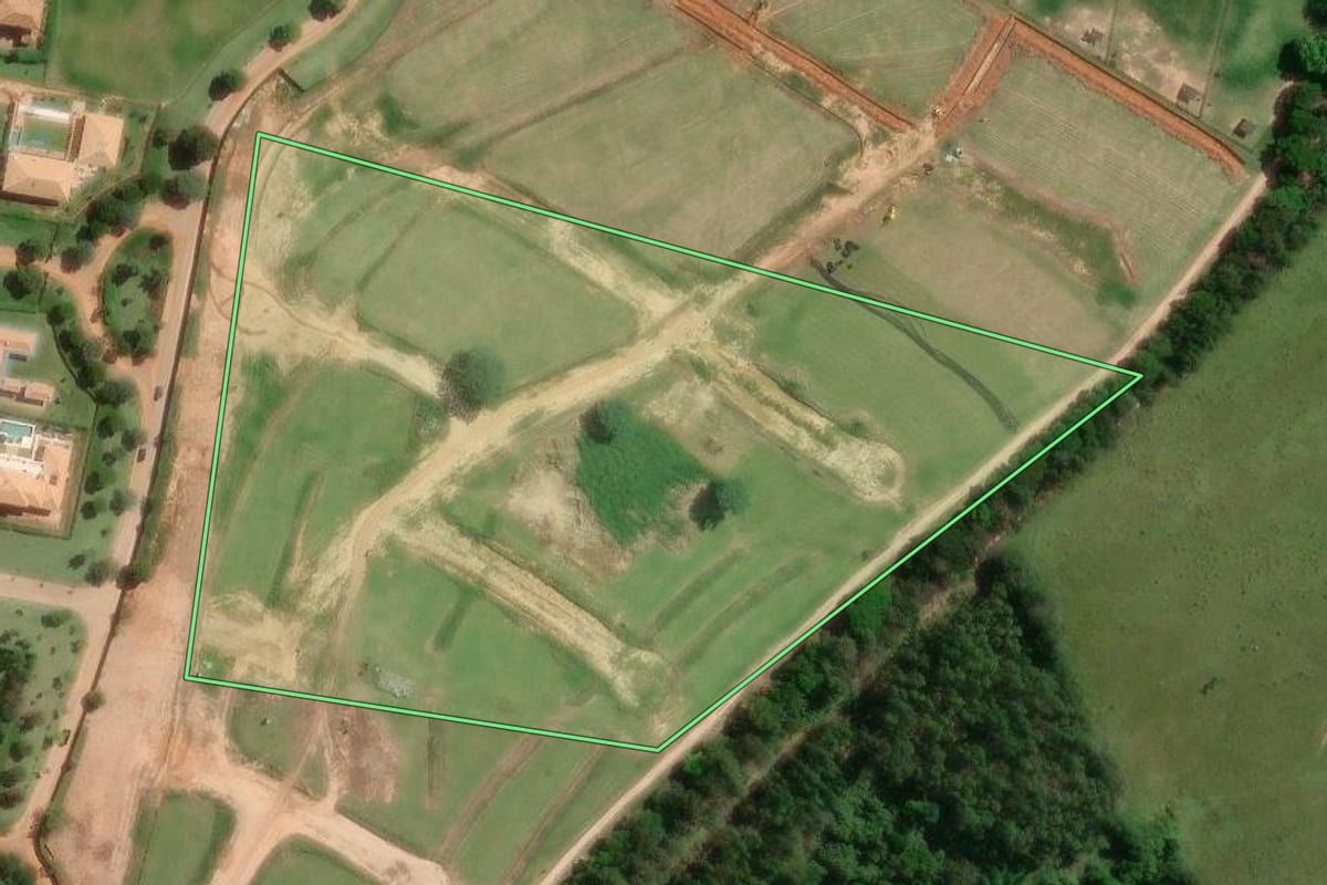 Imagem de satélite do imóvel rural em Monte Mor (SP), com o contorno declarado no CAR desenhado por cima.