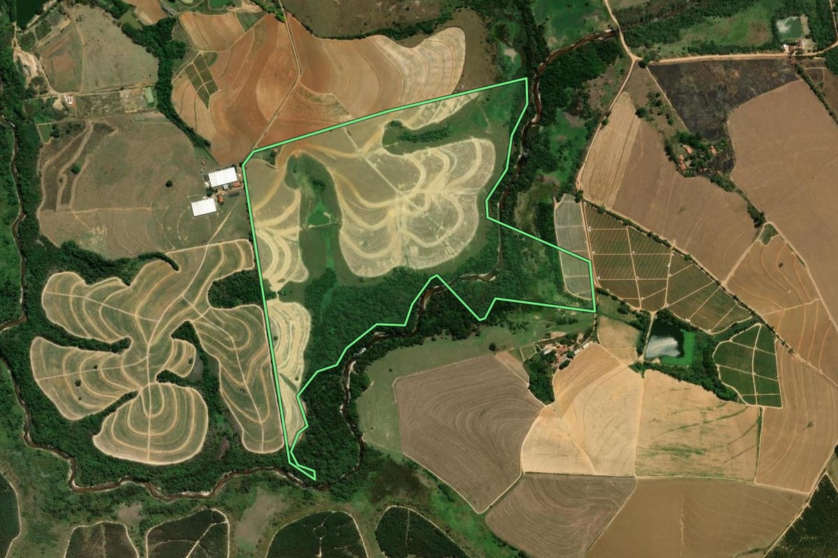 Imagem de satélite do imóvel rural em Monte Mor (SP), com o contorno declarado no CAR desenhado por cima.