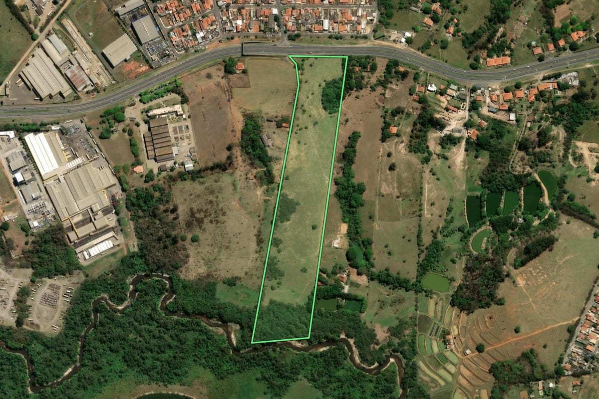 Imagem de satélite do imóvel rural em Monte Mor (SP), com o contorno declarado no CAR desenhado por cima.