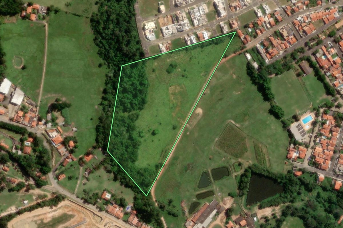 Imagem de satélite do imóvel rural em Monte Mor (SP), com o contorno declarado no CAR desenhado por cima.