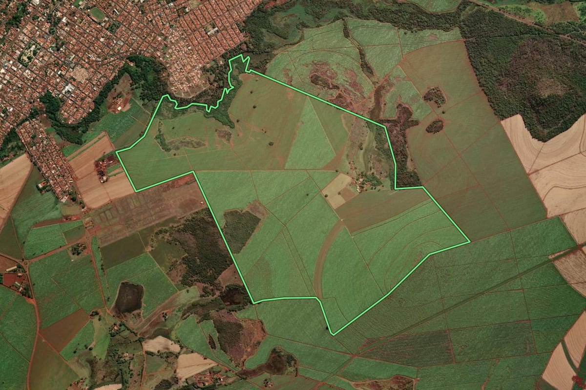 Imagem de satélite do imóvel rural em Morro Agudo (SP), com o contorno declarado no CAR desenhado por cima.