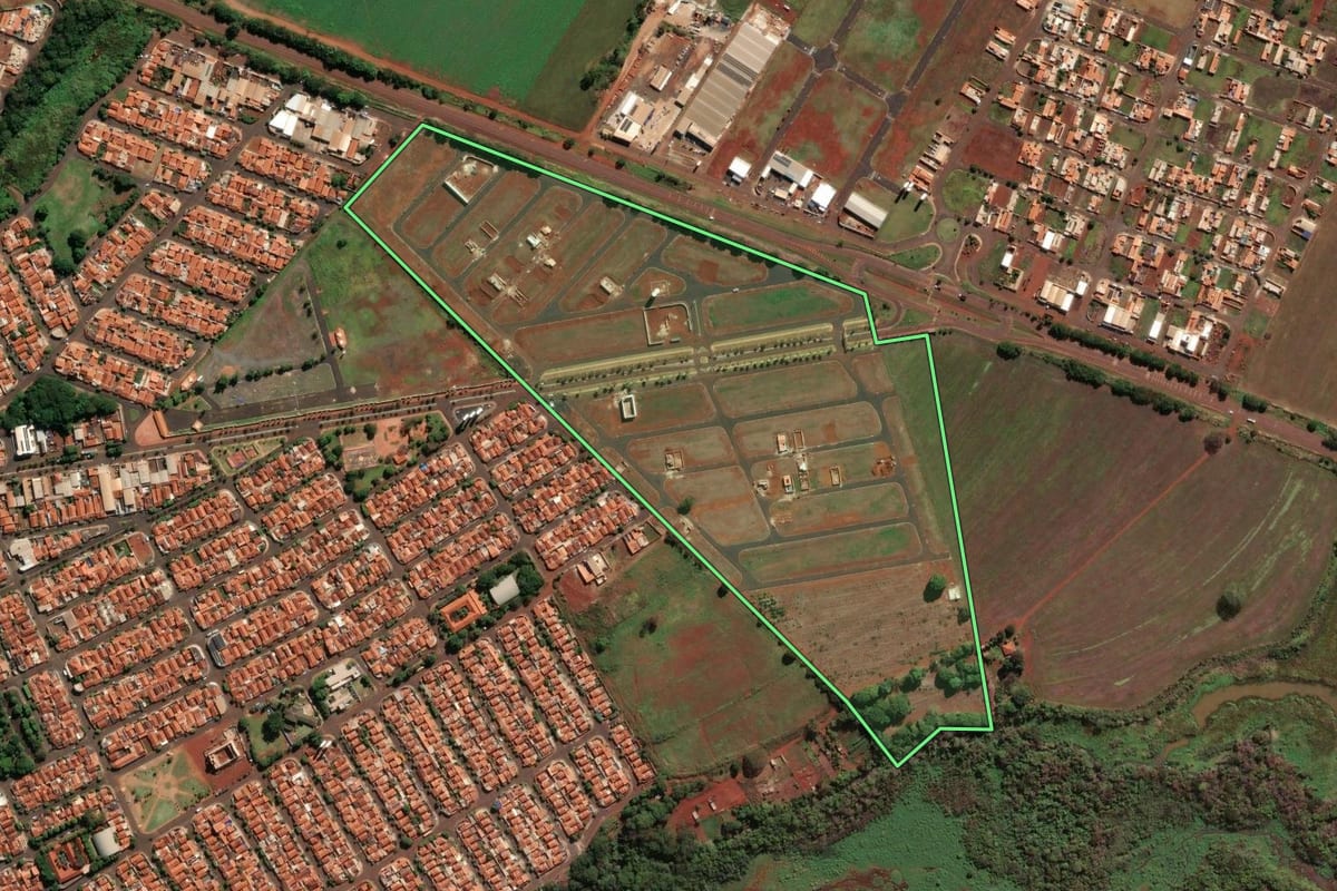 Imagem de satélite do imóvel rural em Morro Agudo (SP), com o contorno declarado no CAR desenhado por cima.