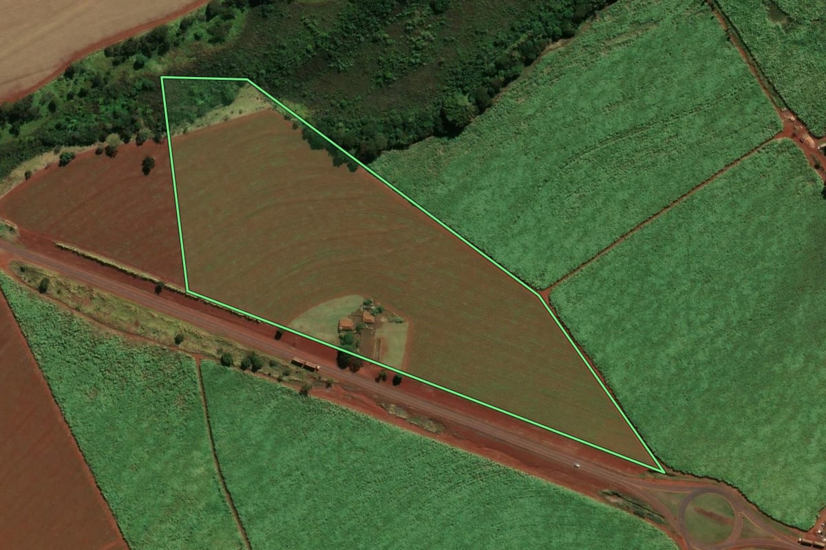 Imagem de satélite do imóvel rural em Morro Agudo (SP), com o contorno declarado no CAR desenhado por cima.
