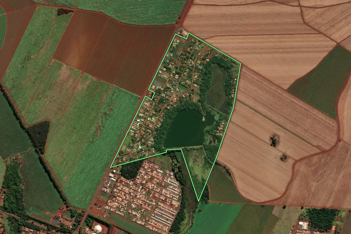 Imagem de satélite do imóvel rural em Morro Agudo (SP), com o contorno declarado no CAR desenhado por cima.