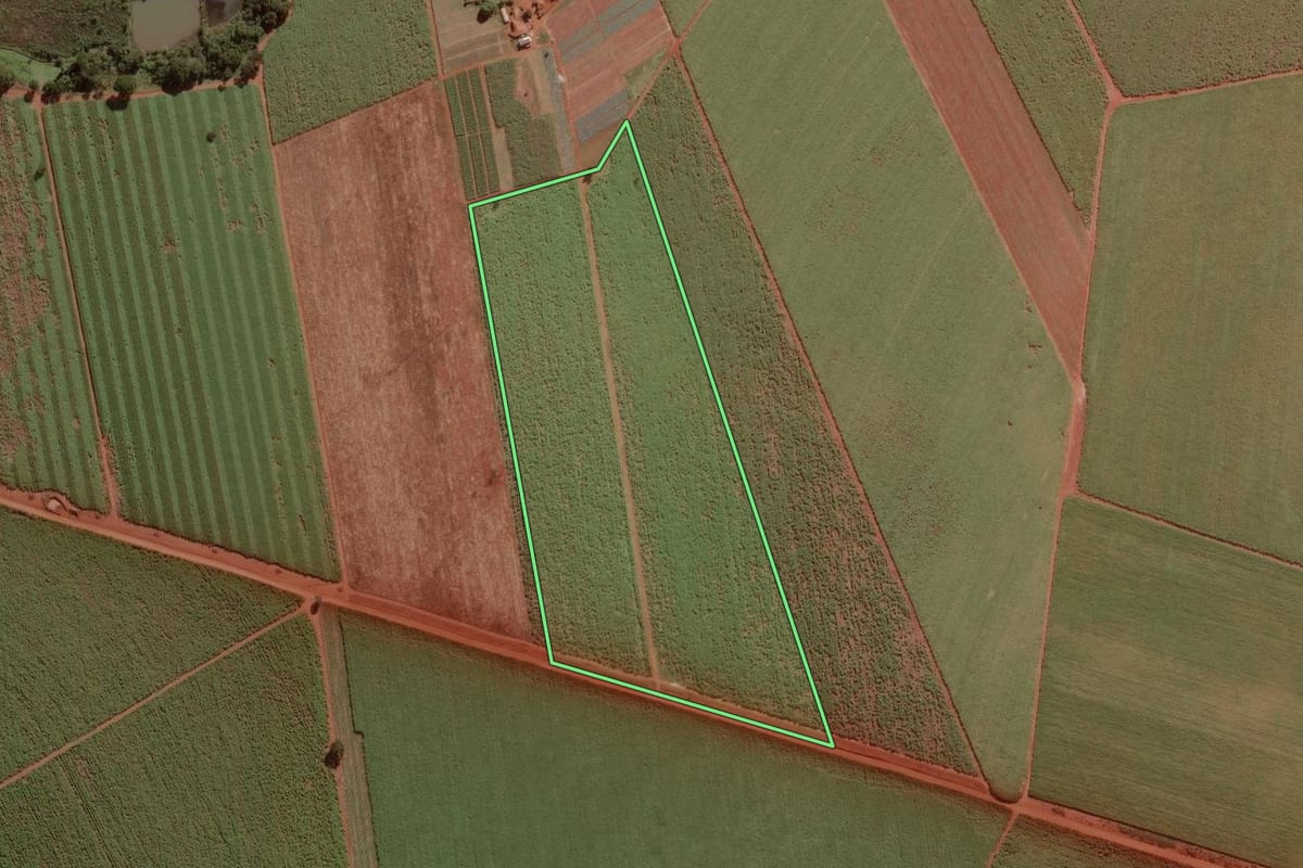 Imagem de satélite do imóvel rural em Morro Agudo (SP), com o contorno declarado no CAR desenhado por cima.