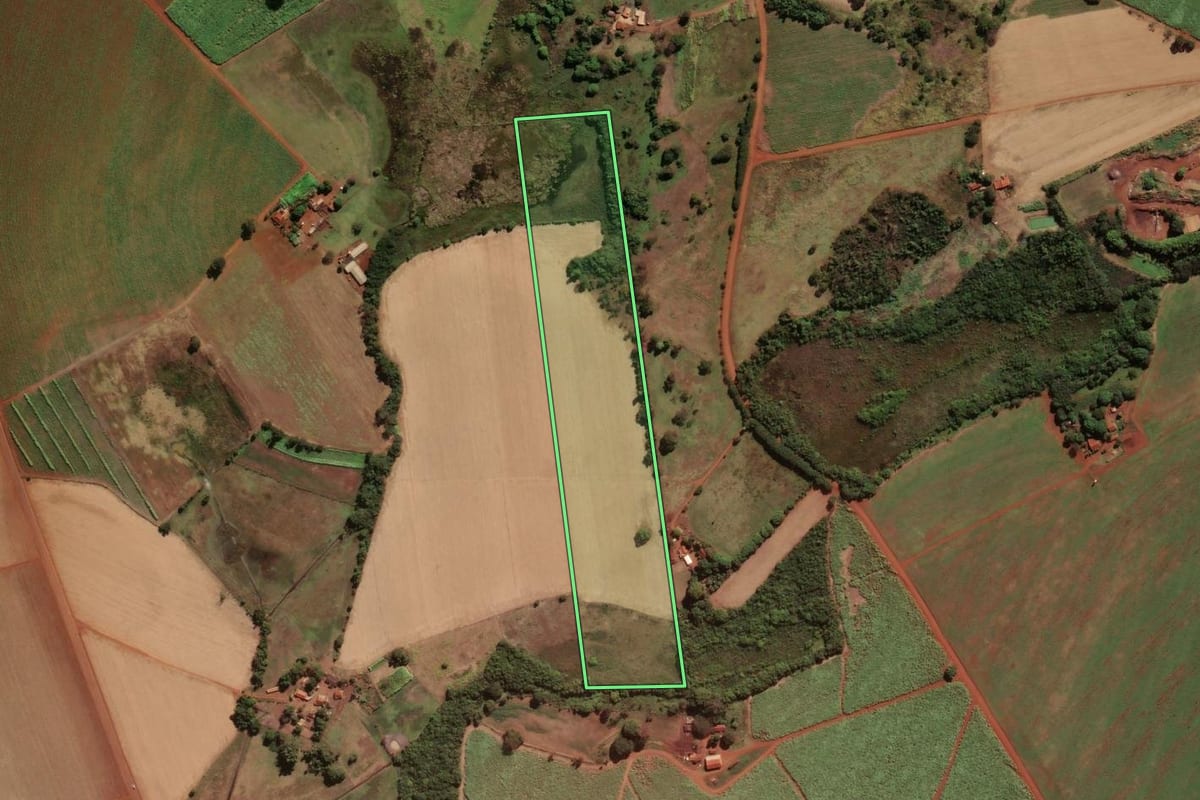 Imagem de satélite do imóvel rural em Morro Agudo (SP), com o contorno declarado no CAR desenhado por cima.