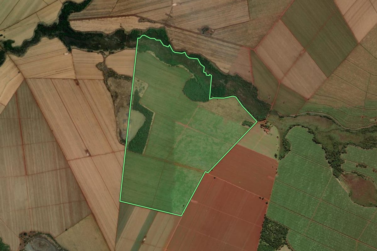 Imagem de satélite do imóvel rural em Morro Agudo (SP), com o contorno declarado no CAR desenhado por cima.
